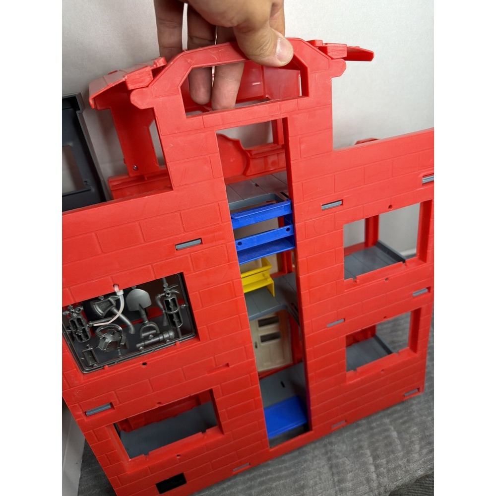 Kid Connection Fire Station Fire Vehicle Playset Lights Up Siren Sound - Picture 3 of 3